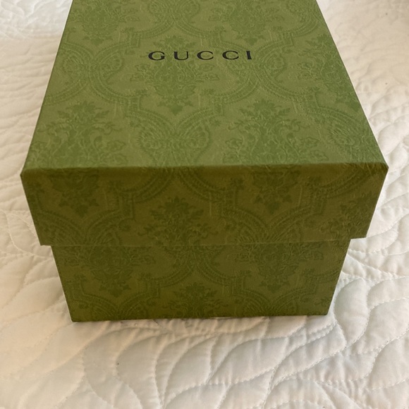 Gucci iconic green shoe gift box with tissue paper, sandal inserts & booklet - Picture 5 of 6